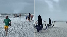 美国佛罗里达州海边出现水龙卷 游客见状四处奔逃