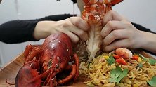 小姐姐吃龙虾辣鸡面，看色泽就感觉很好吃，咀嚼音更吸引人