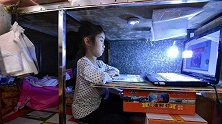 7岁女孩案板下学习1个月 妈妈：店铺仅8平米 必须盯着她上课