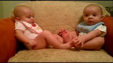 双胞胎小宝宝两个人在玩耍，接下来宝宝的脚，全家笑喷了