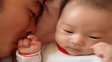 爸爸抢我手指头吸，妈妈你管不管啊，算了我还是吸另一只吧
