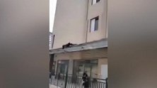 轻生女子跳下5楼被监控拍下 致命瞬间出现神转折