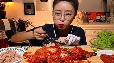 吃大块的生的金枪鱼肉，看着和牛肉差不多