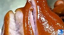 刚出锅的熟食卤肉猪脸，让人看着就感觉很有食欲