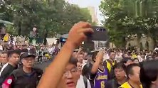 詹姆斯球迷集体高呼“GOAT”迎接老詹
