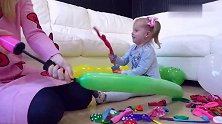 萌娃们和妈妈一起玩气球，小家伙们联手对付妈妈，真是太欢乐了！