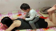 妈妈欺负儿子让他按摩，这个手法不像第一次，看样子是经常按啊！