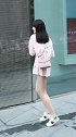 很活泼可爱的小姐姐，我想知道后面2位小哥哥是认真的吗