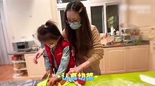苗苗和女儿做披萨，4岁安娜颜值超高像郑恺，母女一起切菜好温馨