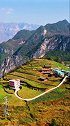 大峡谷上的村庄，住有几户人家，世外桃源