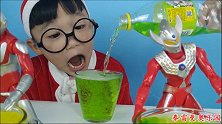 小泽和四个奥特曼分享喝果汁，还一起分享吃大饼，分享吃很开心