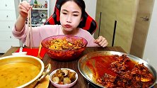 韩国美女吃鲭鱼石锅拌饭，胃口真大，一次吃那么多