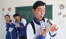 学渣捡到“时光机”，竟用它穿越回过去蹭吃蹭喝，真逗！