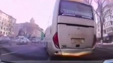 蜀黍盘他！大客车开“斗气”车 1分钟内“画龙”点刹4次别车