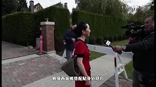 不愧是大家闺秀！孟晚舟披紫色丝巾，脸上笑容轻松