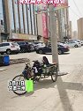 甘肃兰州：老人躺在三轮车上专注看书，身处闹市心淡如菊