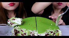 这么大的绿茶巧克力蛋糕当然要两个人一起分享，吃货母女超级开心