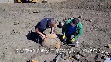 野外发现“怪石”，男子用锤子撬开后，表示：这下赚大了