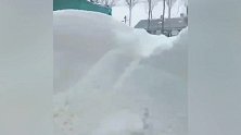 37年来特大暴雪来袭！齐齐哈尔积雪封门整车被埋 居民爬窗出门