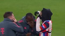 奥利塞差点“袭击”了主教练孔帕尼