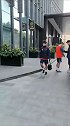邝兆镭为球迷签名 目前已随海牛训练