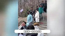李小璐现身大孤山被偶遇，素颜露面又瘦又美白得发光，44岁仍少女感满满