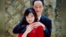 57岁冯远征近照曝光，老婆保养得非常好，夫妻恩爱幸福