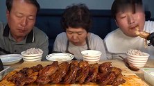 韩国家庭吃烤鸡腿，抡起大鸡腿就啃，一家子都是吃货