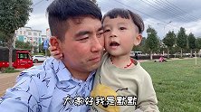 父亲左手抱孩子右手拍视频，用镜头记录了云南农村最真实的一幕