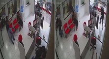 巴西：一劫匪欲持枪抢劫商店，一名男顾客发现拔枪与其对射