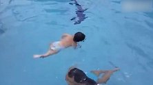 一岁女婴畅游泳池 各泳姿切换自如让人咋舌