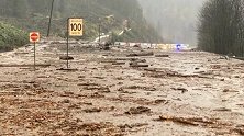 加拿大发生山体滑坡，上百人被困高速公路