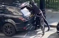 英国：两名骑车男子一秒砸碎路边汽车玻璃，偷走车内背包