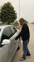 农村傻小子坐车，让人笑掉大牙