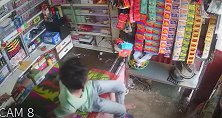 印度：商店内一条蛇追捕老鼠从天而降，店内男子惊险逃离