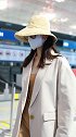 机场直拍！钟楚曦渔夫帽白大衣亮相 连衣裙狂秀美腿
