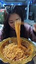 刚煮的两包火鸡面，妹子不怕烫的往嘴里秃噜，吃的贼过瘾