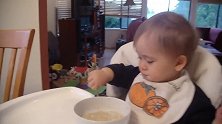 这么小的孩子，勺子拿这么好，培养吃货简直太容易了！