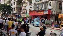 深圳一出租车闹市碰撞三车后 冲上人行道撞倒2人
