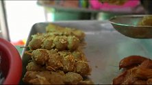 大妈卖了十多年的虾饼，价格不贵用料真是讲究