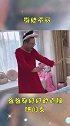 爸爸没辙了，只好穿妈妈的红裙子哄孩子，带娃真不容易！