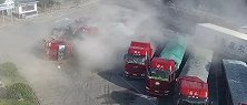 水泥罐车刹车失灵漂移冲进高速服务区 罐体被挤爆、绿化带被犁平
