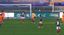差点神仙球！重庆围攻鲁能 黄希扬外脚背弧线擦柱而出