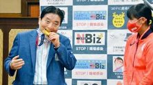 日本：咬金牌的市长出钱换新 网友：市长也换掉吧