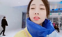 冯提莫在商场边走边直播,结果遇到了韩国粉丝求合影,也太火了