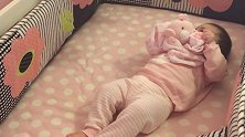 宝宝躺在婴儿床里自己玩腻了想要人抱的模样好可爱啊！