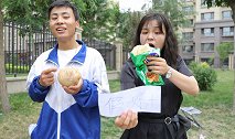 小摊搞活动假一赔十，三学生联手玩套路，没想老板是个狠人！
