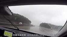 广州一车主下雨天开双闪被扣罚200元，交警：科目一是怎么学的