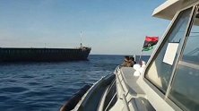 决战在即，利比亚大军阀却惹恼一个流氓国家，直接扣押对方商船