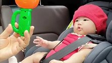 第一次坐安全座椅的小肉娃，怎么能这么可爱！